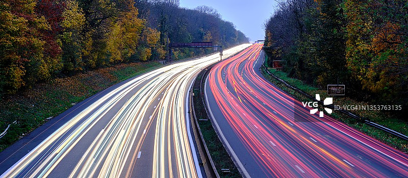 高速公路上的光轨高角度视图图片素材