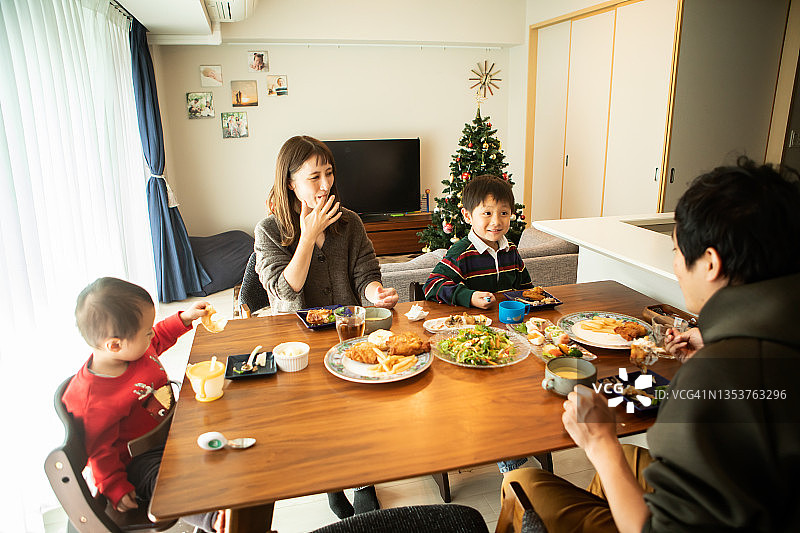 一个日本家庭享受圣诞午餐图片素材