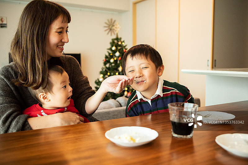 享受圣诞蛋糕的日本家庭图片素材