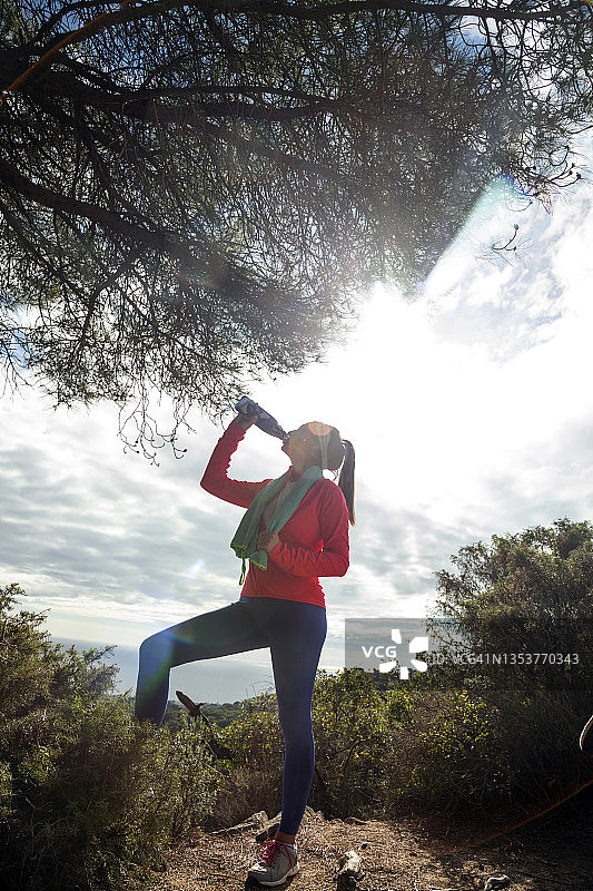 女孩在山中休息图片素材