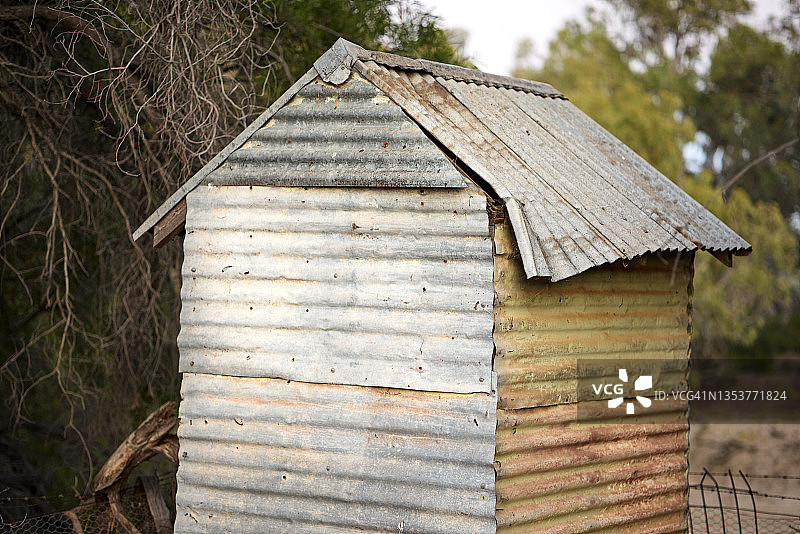 澳大利亚的旧波纹铁皮户外厕所图片素材