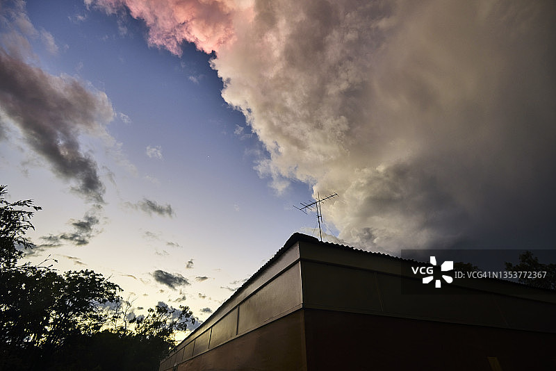 澳大利亚黄昏时分的房屋上空的暴风雨云图片素材