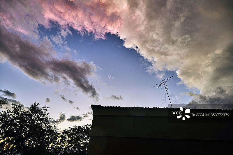 澳大利亚黄昏时分的房屋上空的暴风雨云图片素材