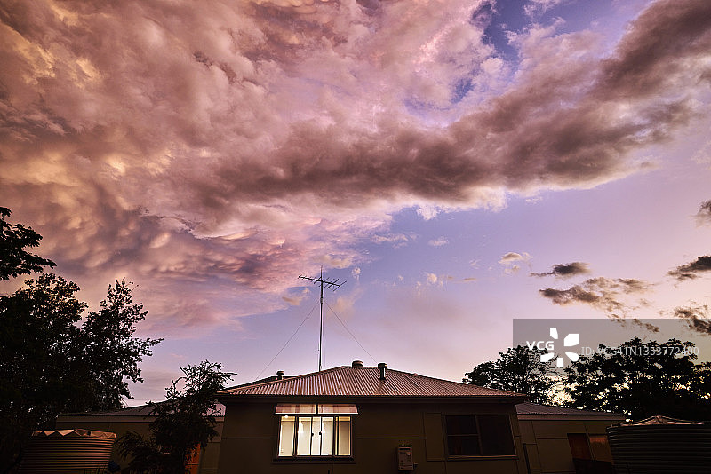 澳大利亚乡村黄昏时分房屋上空的暴风雨云图片素材
