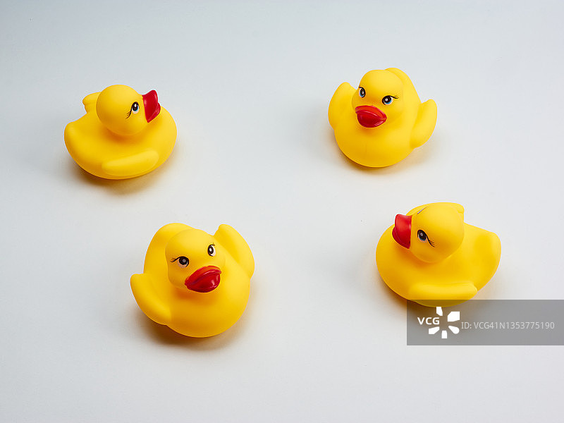 亮蓝色背景上的黄色橡皮鸭图片素材