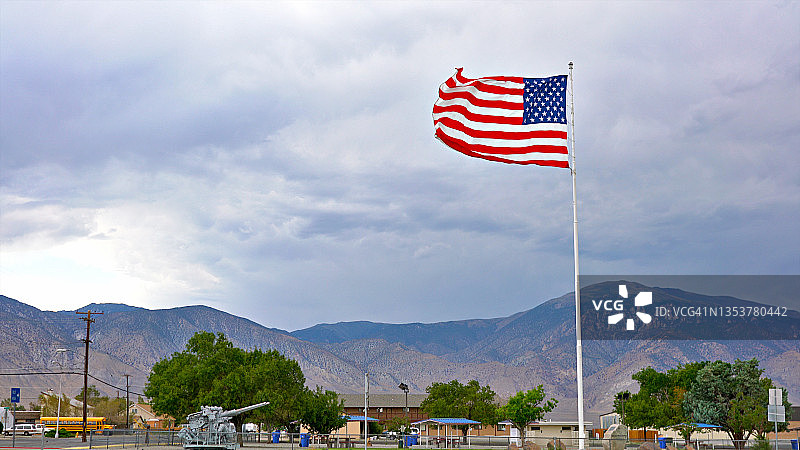 美国国旗与山脉乡村景象图片素材
