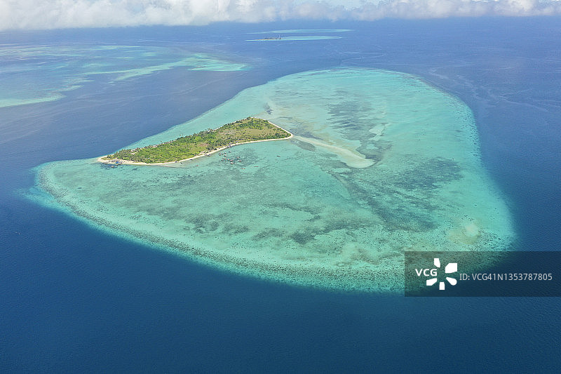 马布岛水晶般清澈的海洋和沙滩图片素材