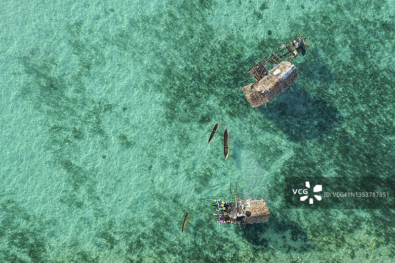 海上吉普赛高跷屋与木制独木舟图片素材