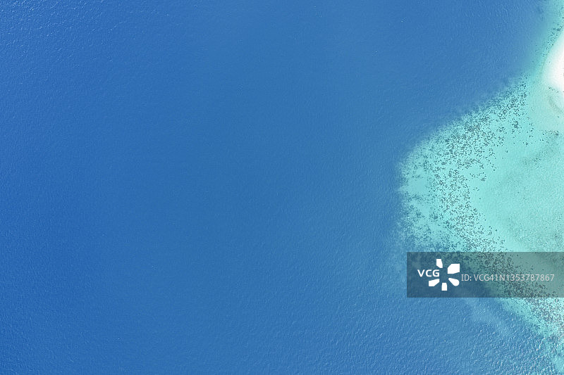 拥有清澈海水和沙滩的岛屿图片素材