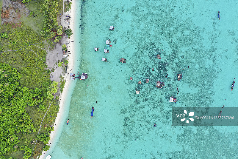 海上吉普赛水村和水晶般清澈的海洋沙滩岛屿图片素材