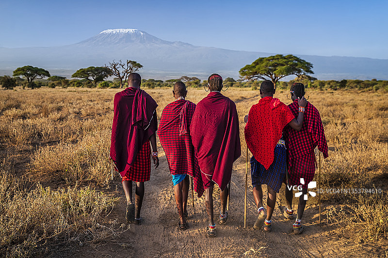 返回肯尼亚非洲村庄的马赛战士群图片素材