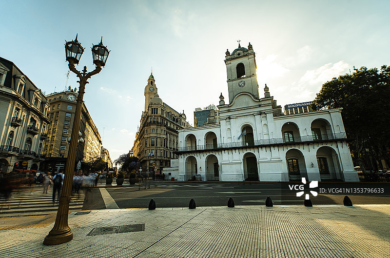 布宜诺斯艾利斯卡比尔多低角度外观与人行横道图片素材