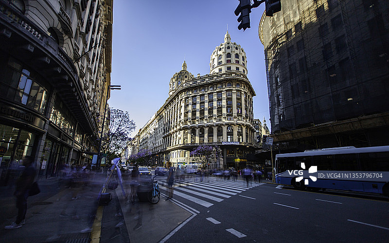 街上交通和行人的景象，背景是折衷主义风格的本西奇大楼图片素材