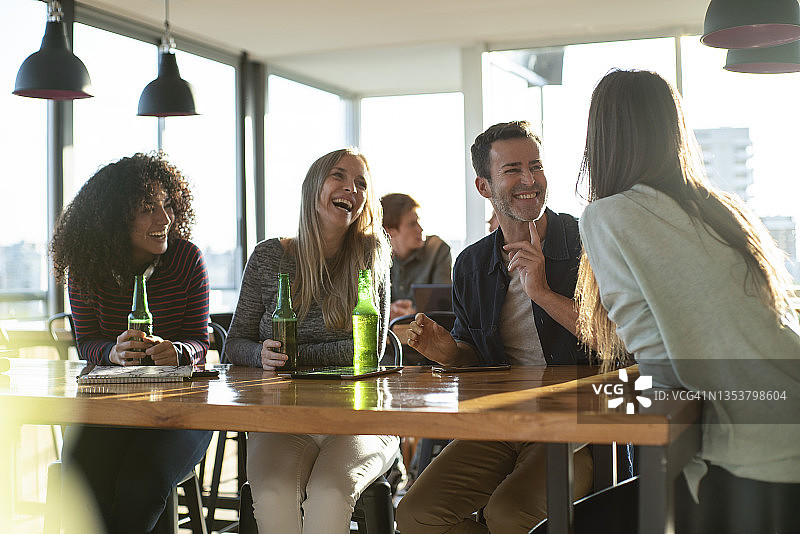 在办公室聊天的办公室同事图片素材