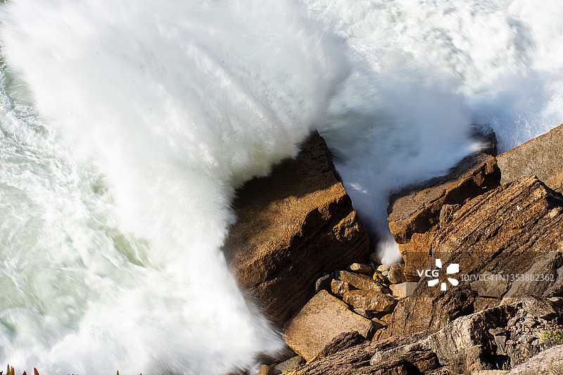 葡萄牙卡斯凯什岩石旁的海浪图片素材