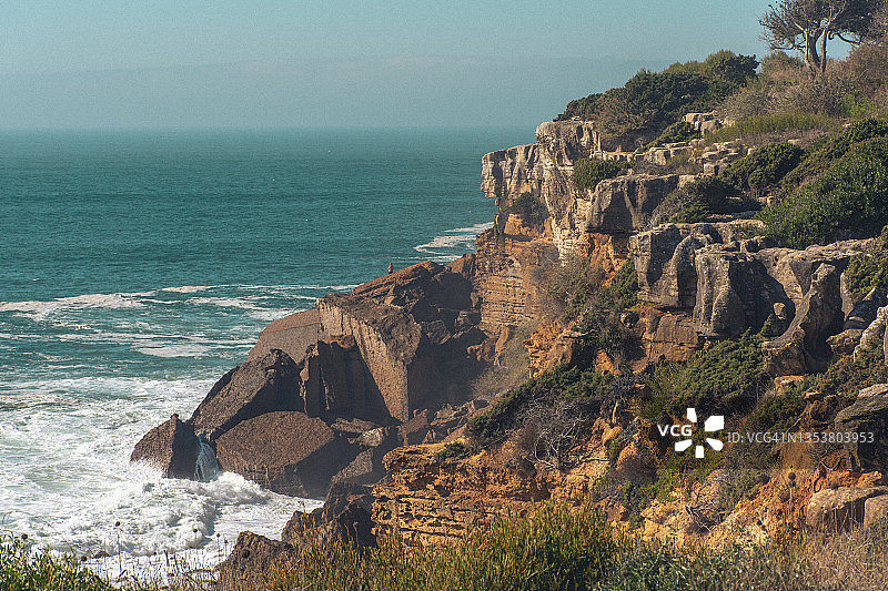 葡萄牙卡斯卡伊斯海岸边的海浪图片素材