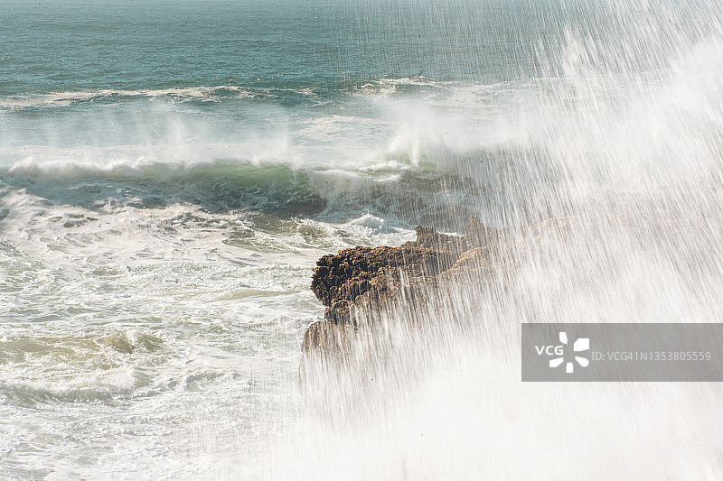葡萄牙卡斯卡伊斯海岸边的海浪图片素材