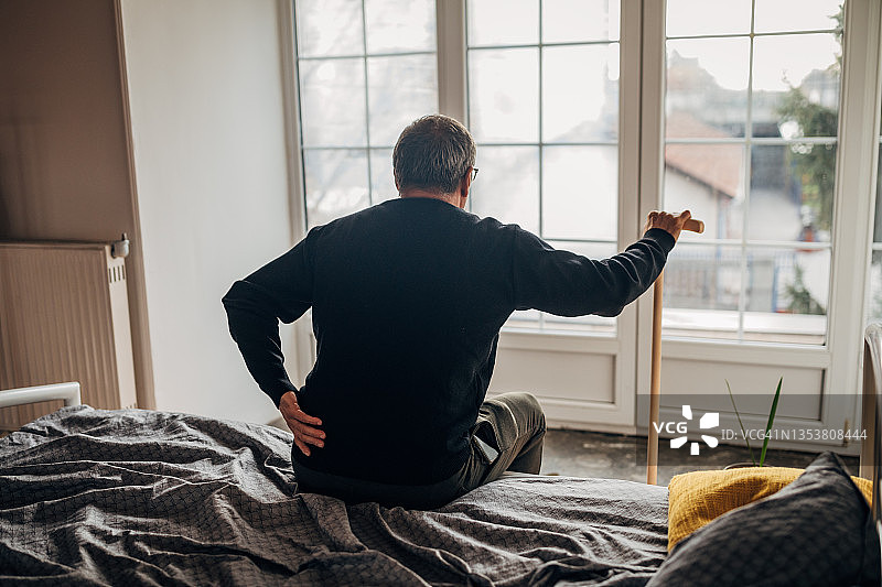 患有腰痛的男人图片素材