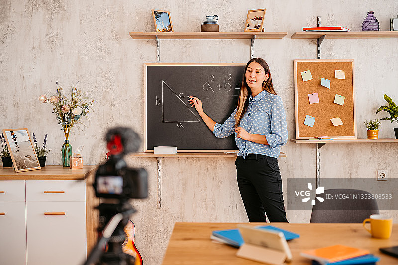 女数学老师在家中对着摄像头在线授课图片素材