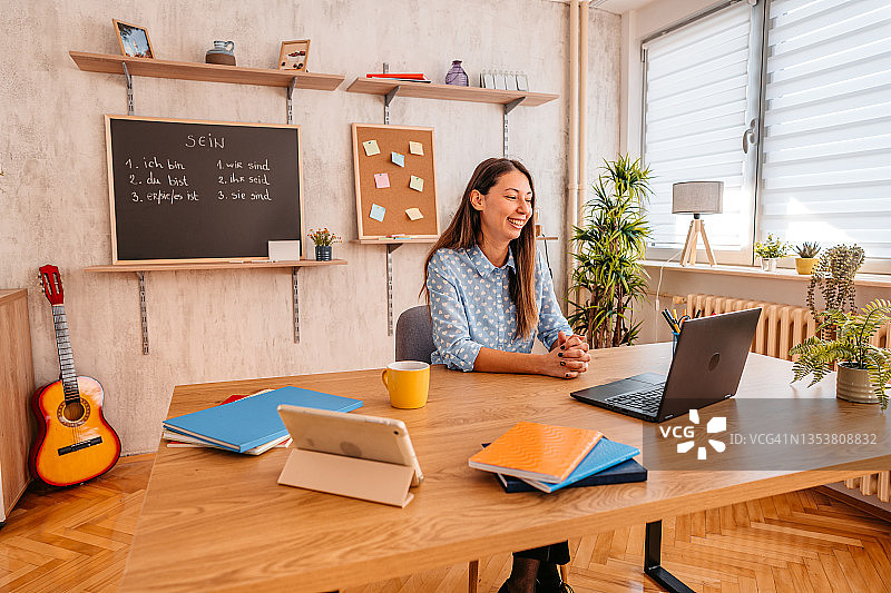 女教师在线教授德语课程图片素材