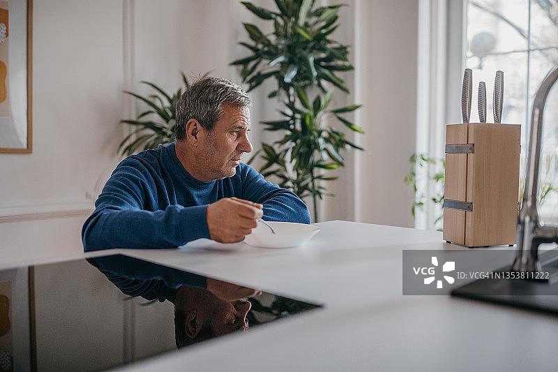 男子没有食欲图片素材