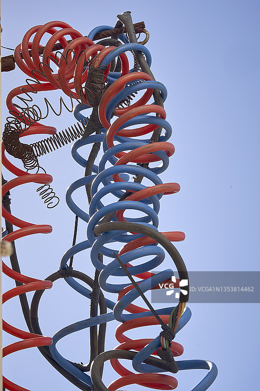 连接卡车驾驶室和拖车的螺旋电缆图片素材