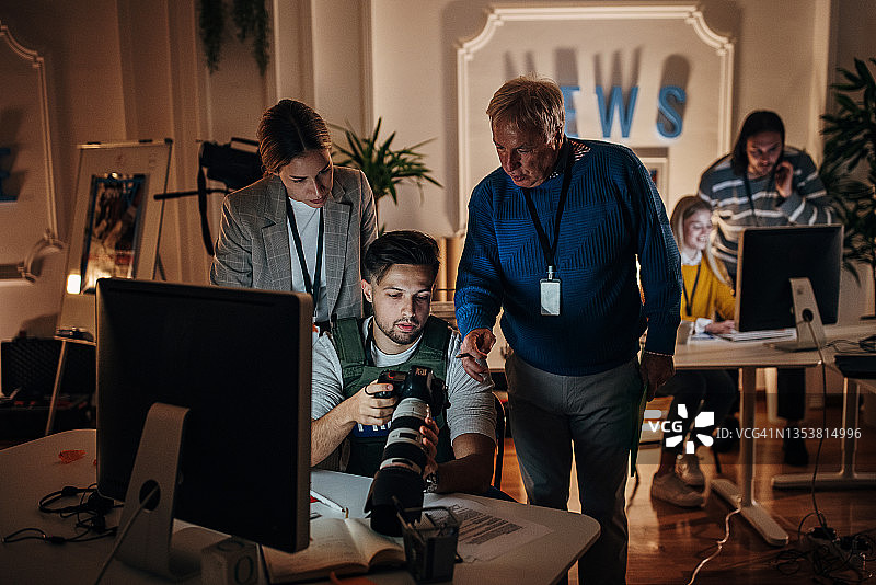 新闻编辑部繁忙的夜晚图片素材
