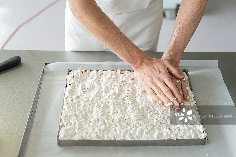 面包师准备牛轧糖图片素材