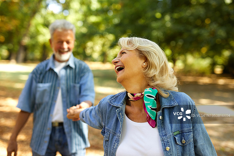 快乐的老年夫妇在公园散步图片素材