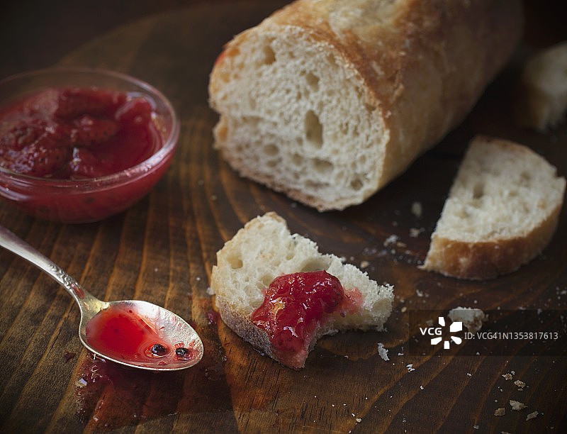 法棍配新鲜草莓酱图片素材