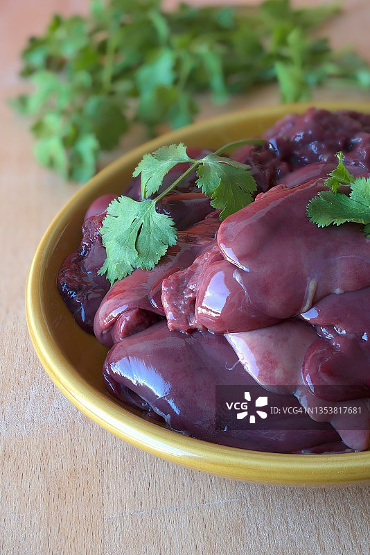 陶瓷碗里的香菜鸡肝图片素材