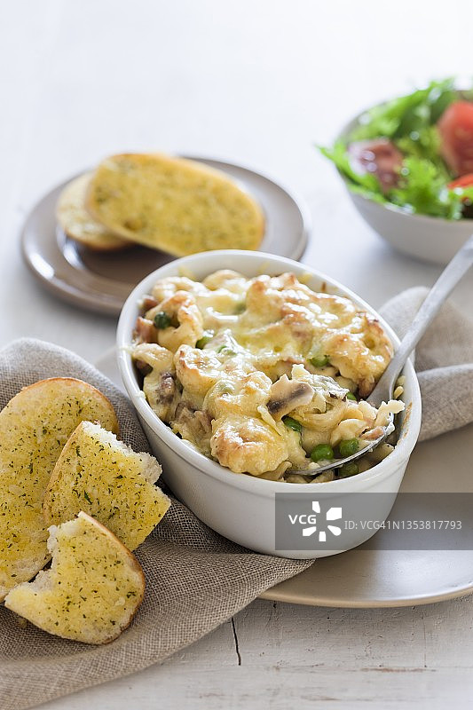 蘑菇豌豆焗意大利饺子图片素材