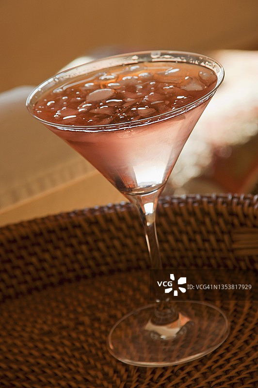 软木托盘上的大都会鸡尾酒图片素材