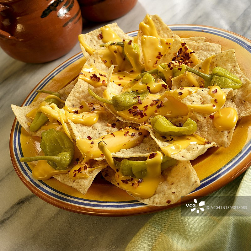 玉米片配奶酪酱和腌辣椒（墨西哥）图片素材