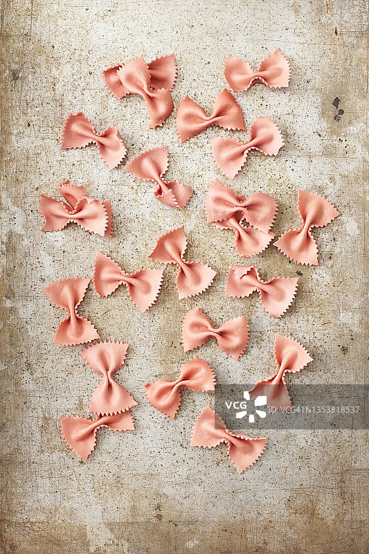 金属表面上的甜菜根蝴蝶面图片素材