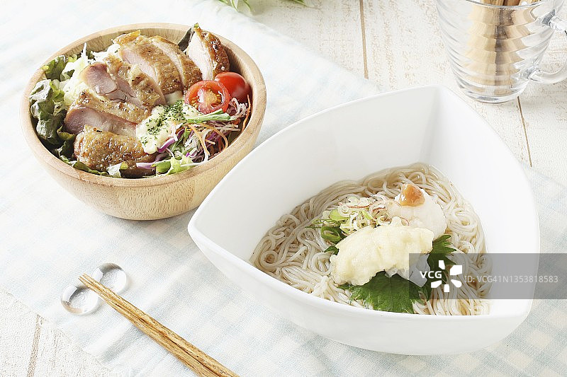 亚洲风味小麦细面烤猪肉沙拉图片素材