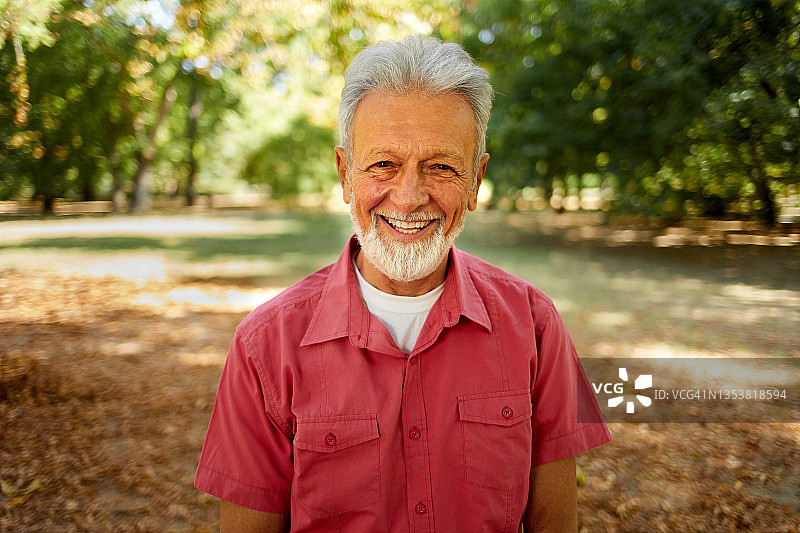 在公园微笑的年长男人肖像图片素材