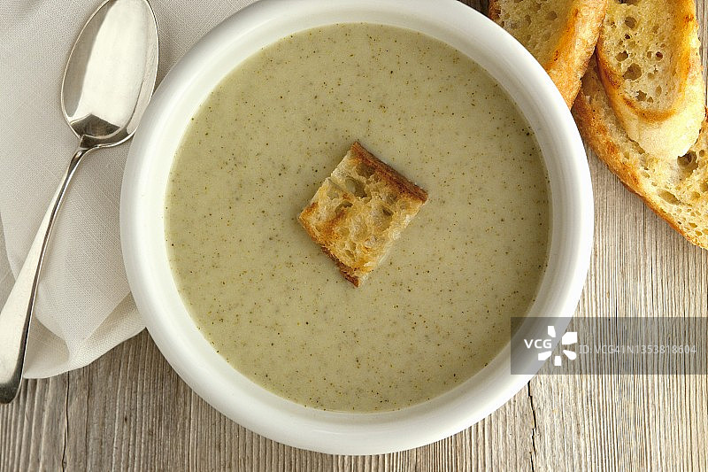 配烤面包丁的西兰花奶油汤图片素材