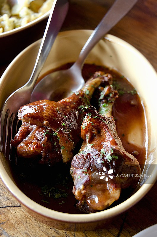 油封鸭腿配葡萄酒酱汁图片素材