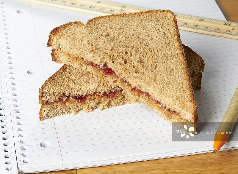 笔记本上的花生酱和果酱三明治图片素材