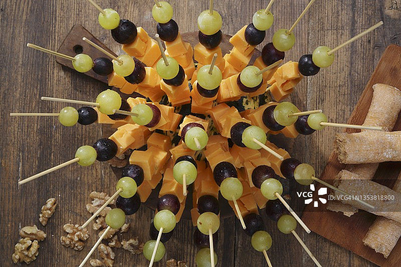 用切达奶酪块和葡萄制作的刺猬图片素材