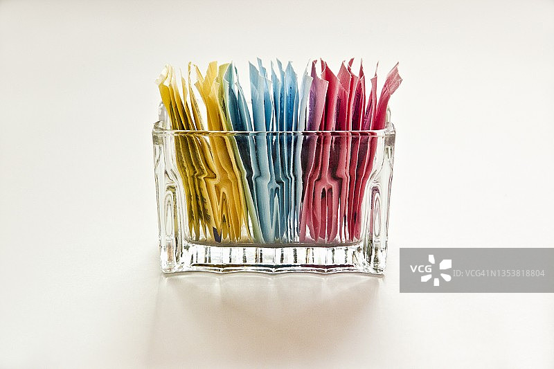 玻璃罐中彩色糖包图片素材