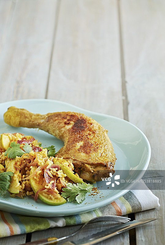 咖喱苹果炒饭配炸鸡腿图片素材