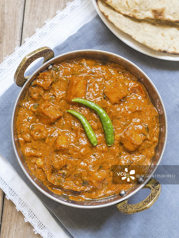 传统铜碗装印度奶酪蒂卡玛萨拉图片素材