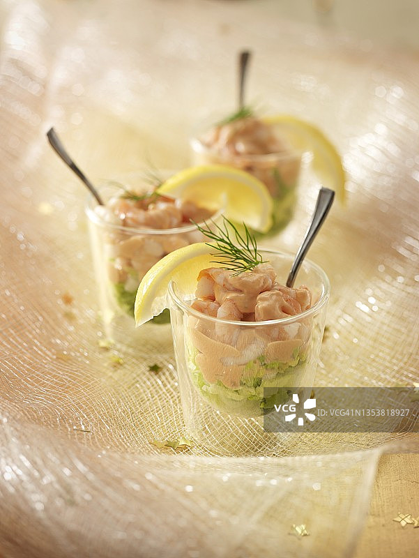 玻璃杯装鲜虾鸡尾酒图片素材