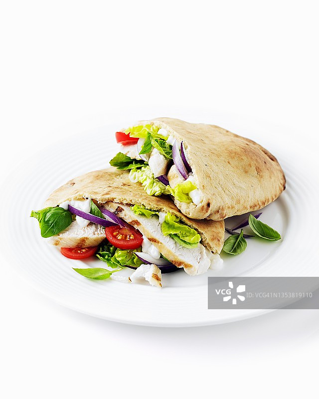 夹着鸡肉、番茄和生菜的皮塔饼图片素材