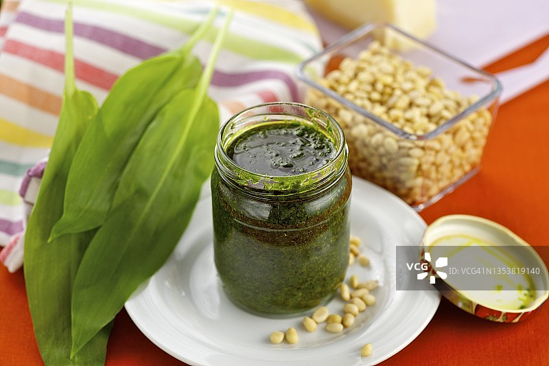 熊葱香蒜酱和配料图片素材