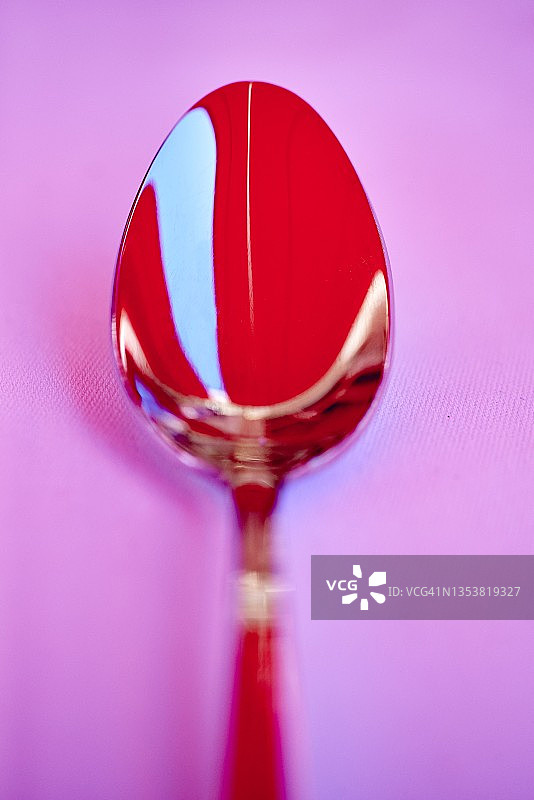 粉色背景上的红色勺子图片素材