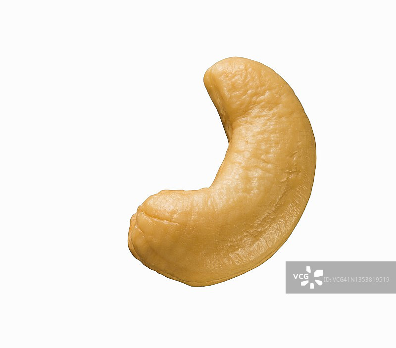 白色表面上的带壳腰果（特写）图片素材