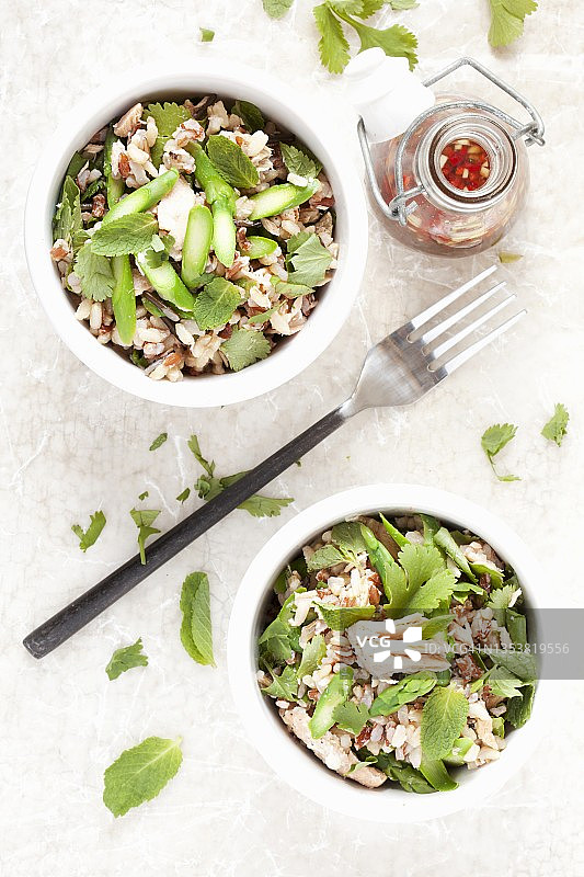 三文鱼芦笋野生稻米沙拉（俯视）图片素材